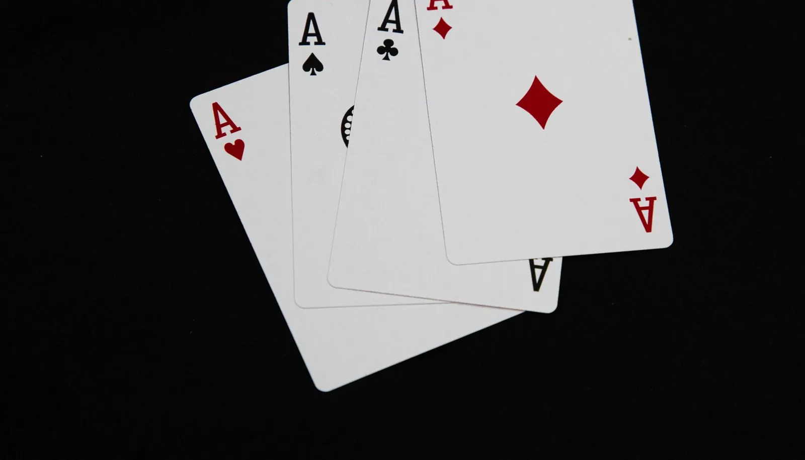 Sala pokerowa po zakończeniu wieczoru, przygaszone światło nad kontuarem